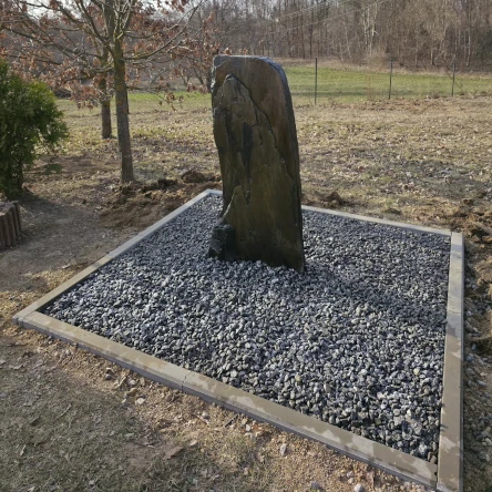KAMIEŃ W OGRODZIE